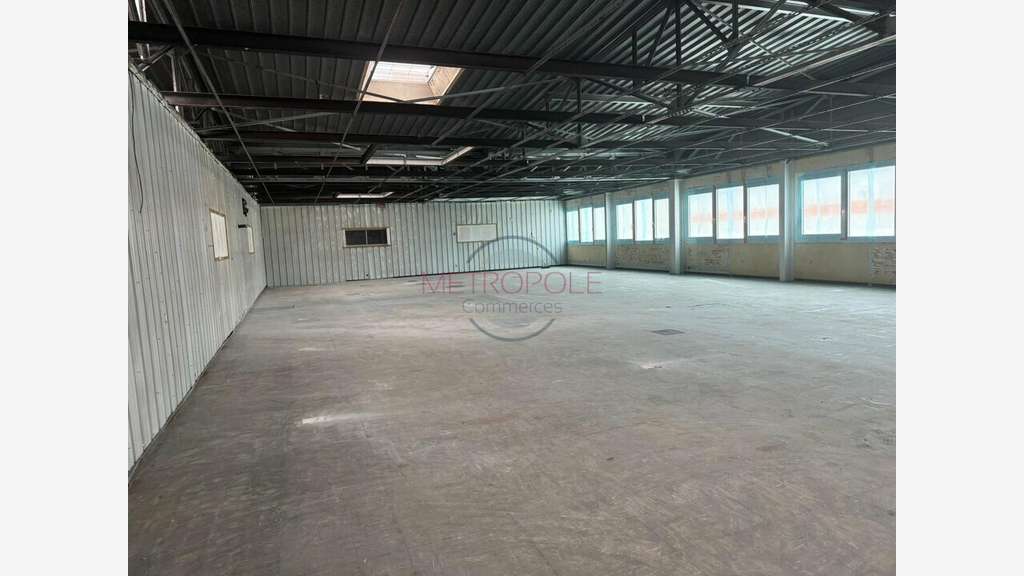 Entrepôt de 2745m² à louer à Saint-Laurent-du-Var