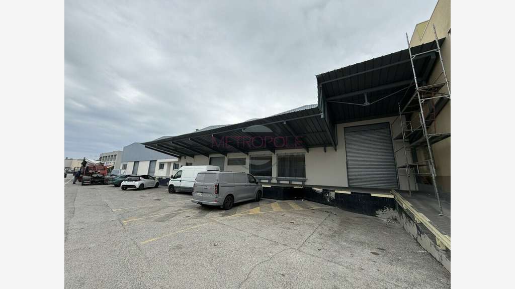 Entrepôt de 2745m² à louer à Saint-Laurent-du-Var