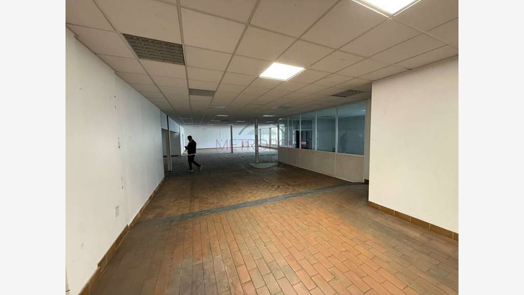Entrepôt de 2745m² à louer à Saint-Laurent-du-Var