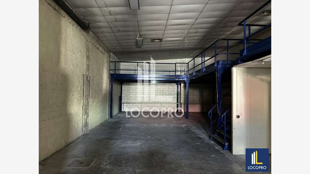 À LOUER  Local d'activité de 322 m² à Sain