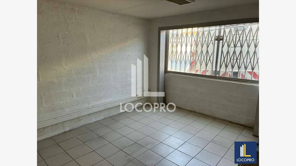 À LOUER  Local d'activité de 322 m² à Sain