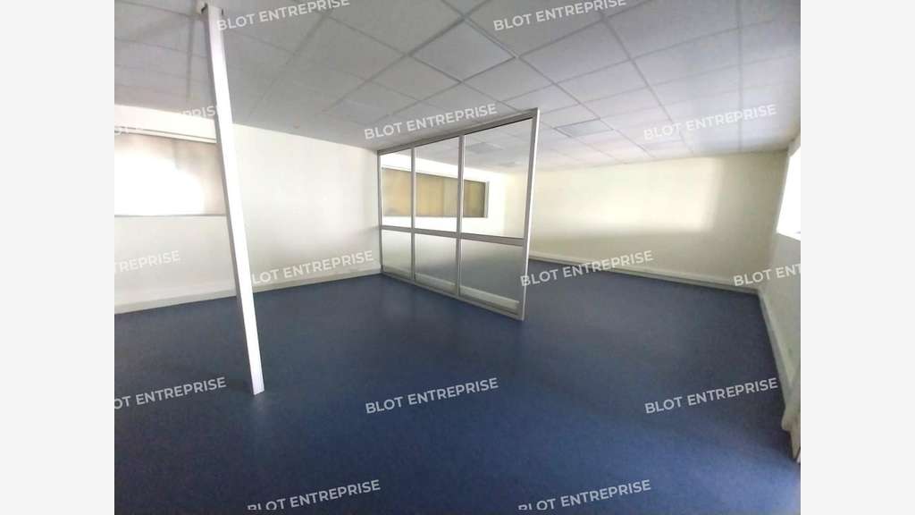 Loue local d'activités 325m² à Saint-Malo ZI Sud
