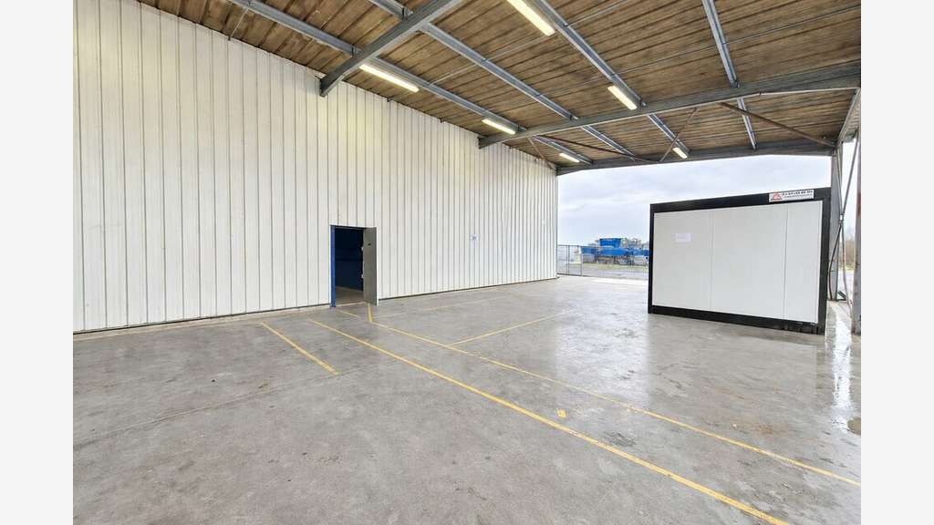 A louer local 905m² à Saint-Martin-de-Seignanx A63