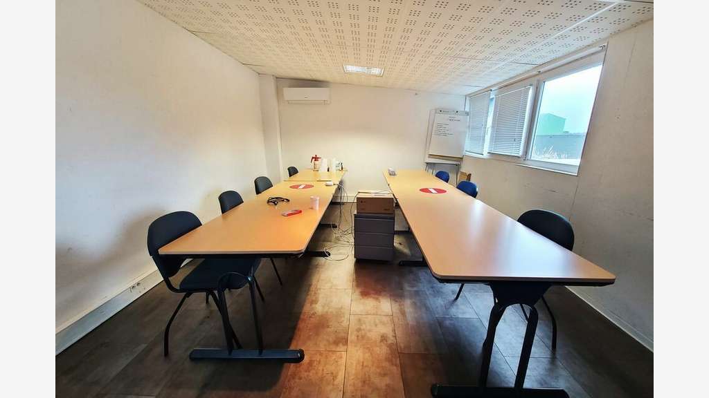 A louer local 905m² à Saint-Martin-de-Seignanx A63