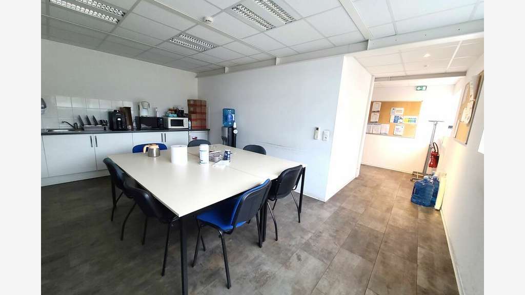 A louer local 905m² à Saint-Martin-de-Seignanx A63