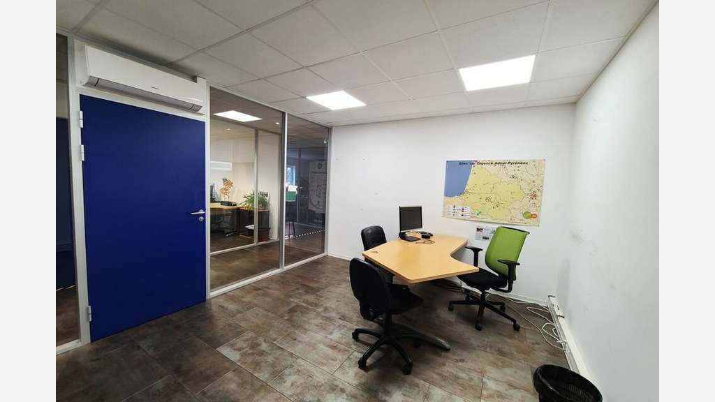 A louer local 905m² à Saint-Martin-de-Seignanx A63