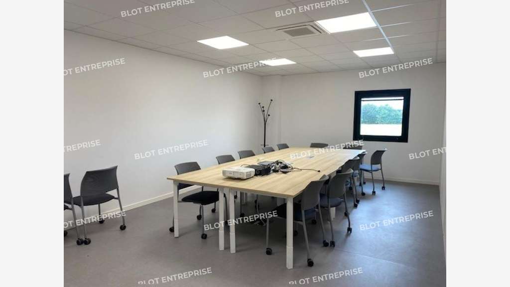 Loue locaux d'activitéS 300m² St-Martin-des-Champs