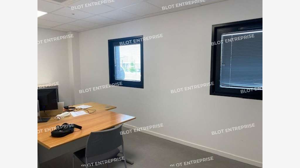 Loue locaux d'activitéS 300m² St-Martin-des-Champs