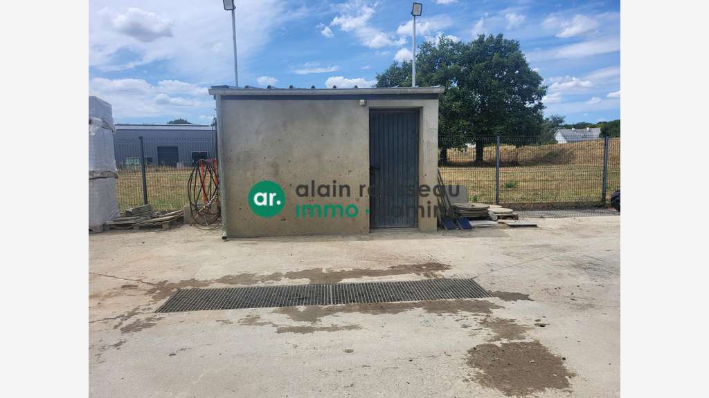 A louer local 340m² sur 2200m² à Angers Ouest