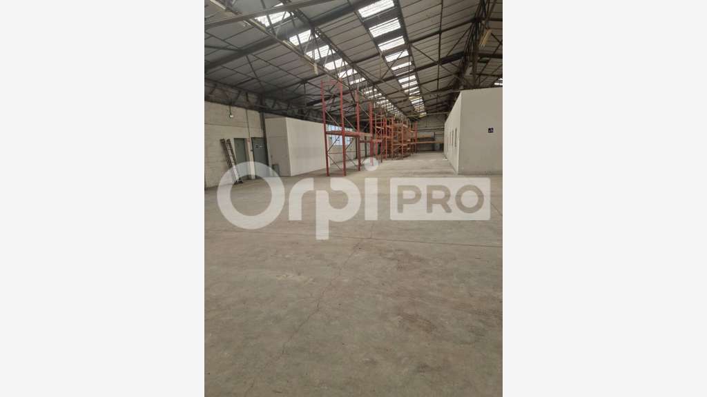 A louer entrepôt 1400m² avec bureau Saint-Martin