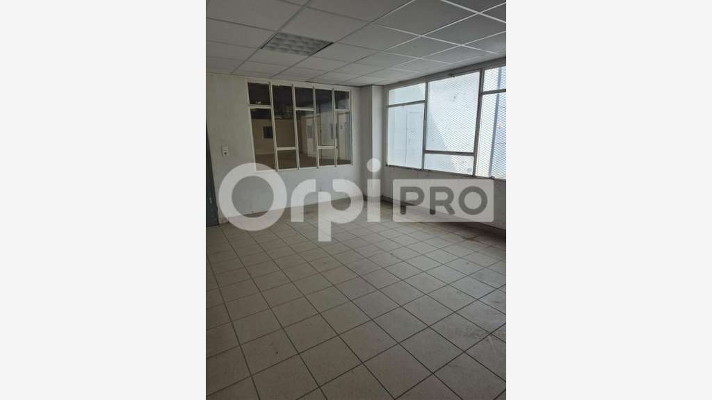 A louer entrepôt 1400m² avec bureau Saint-Martin