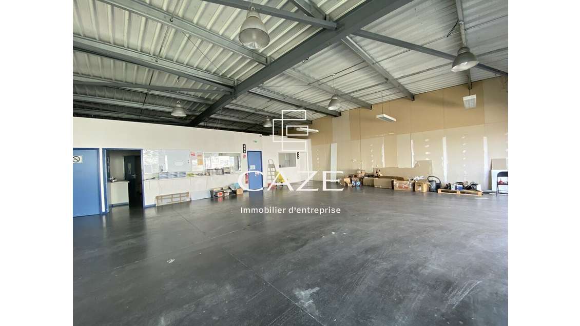 LOCAL A LOUER AVEC 2 000 M² DE STOCKAGE EXTERIEUR