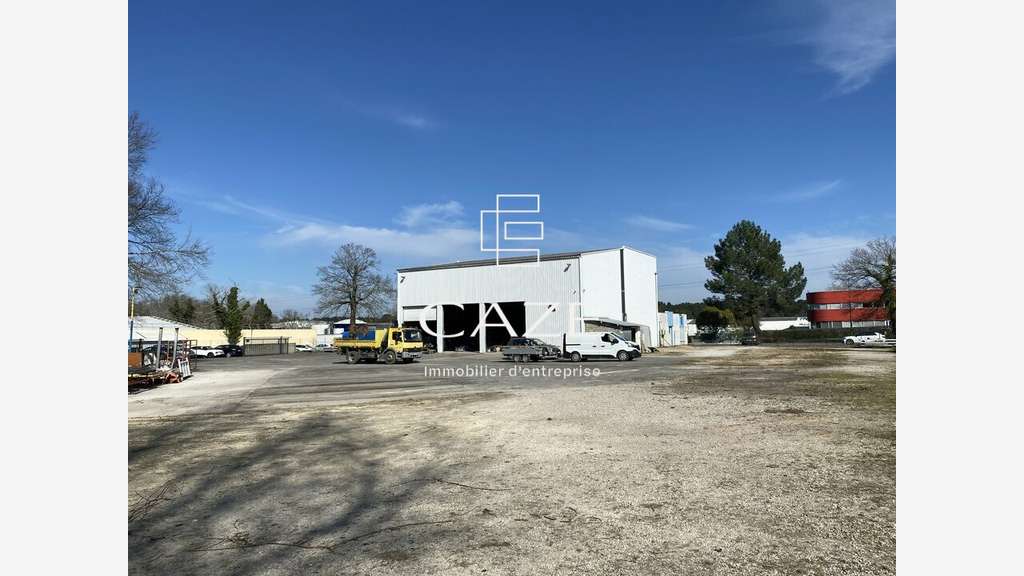 A louer bâtiment avec un grand foncier proche A62
