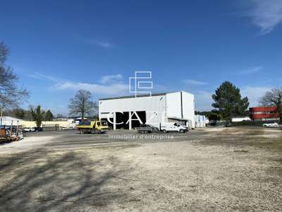 A louer bâtiment avec un grand foncier proche A62