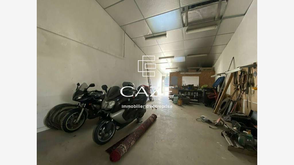 A louer bâtiment avec un grand foncier proche A62