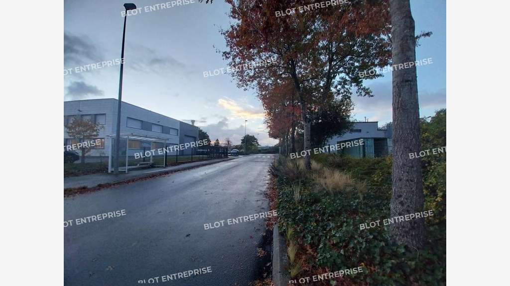 A louer locaux 625m² Saint-Nazaire Zone de Brais