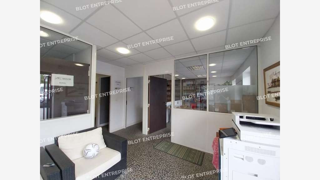 A louer locaux 651m² zone de Brais à Saint-Nazaire