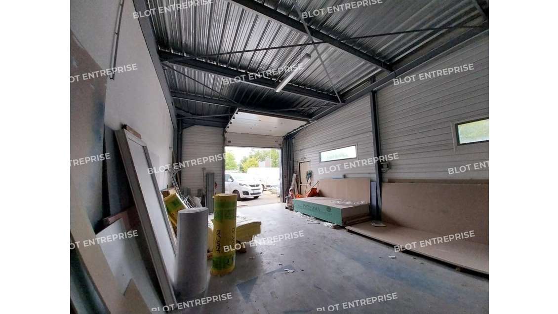 À LOUER - LOCAUX D'ACTIVITÉS - 651 M² - SAINT NA