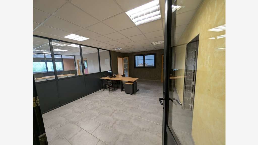 A louer local 972m² proche de Saint Omer