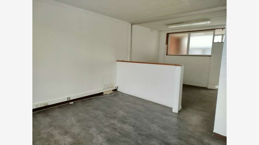 A louer local d'activité 1300m² à Saint-Omer (62)