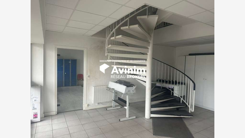 Entrepôt 770m² à louer à Saint-Ouen-l'Aumône