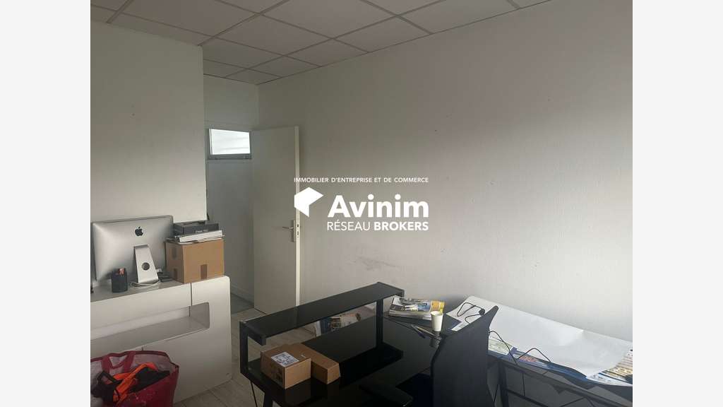 Entrepôt 770m² à louer à Saint-Ouen-l'Aumône
