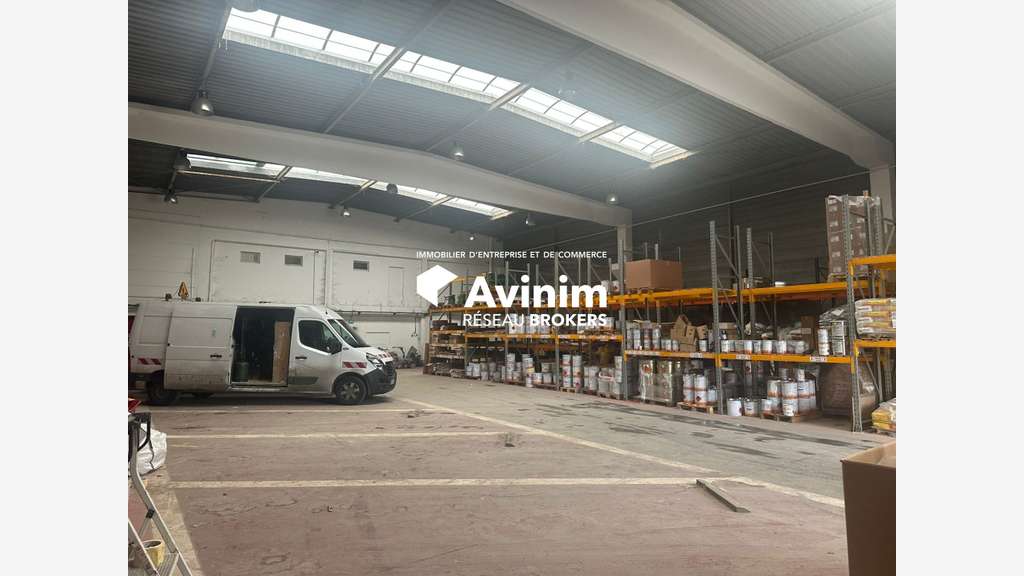 Entrepôt 770m² à louer à Saint-Ouen-l'Aumône