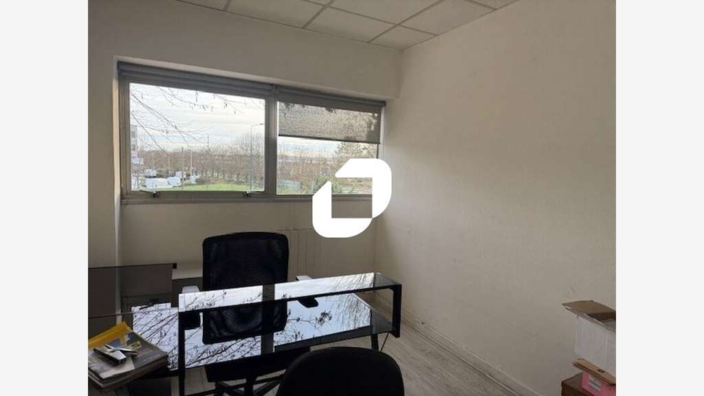 A louer Local d'activité 851m² Saint ouen l'aumone