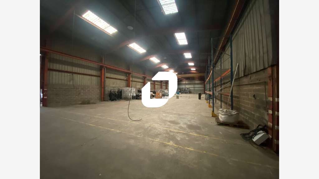 Situé à Saint-Ouen-l'Aumône dans la zone d'activit