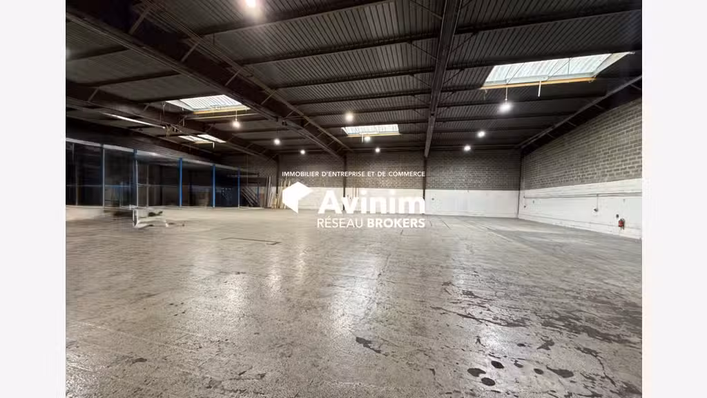 À LOUER – LOCAL D’ACTIVITÉS 376 M² – 1 QUAI – SAIN