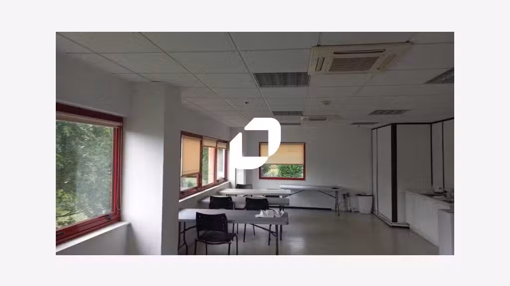 Dans une belle zone industrielle du Nord Ouest IDF
