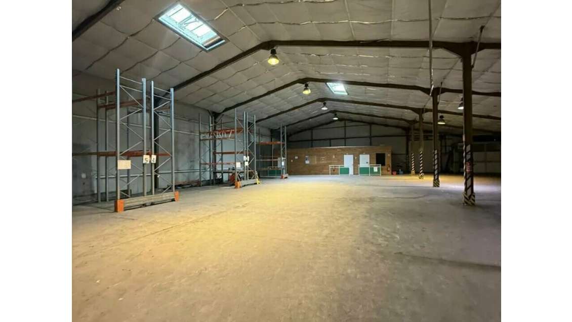 Loue local d'activité 680m² St Pantaléon de Larche