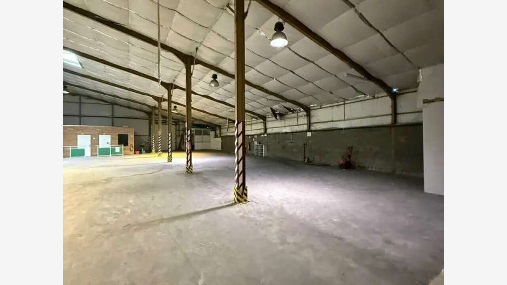 Loue local d'activité 680m² St Pantaléon de Larche