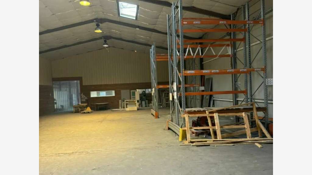 Loue local d'activité 680m² St Pantaléon de Larche