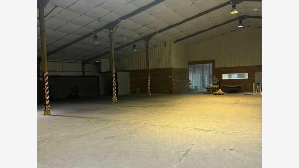 Loue local d'activité 680m² St Pantaléon de Larche