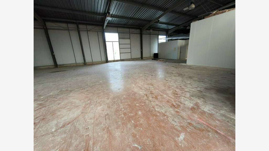 A louer bâtiment 1500m² Saint Pantaleon de Larche