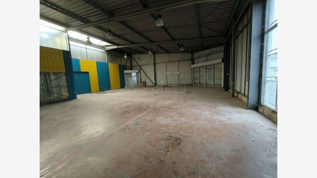 A louer bâtiment 1500m² Saint Pantaleon de Larche