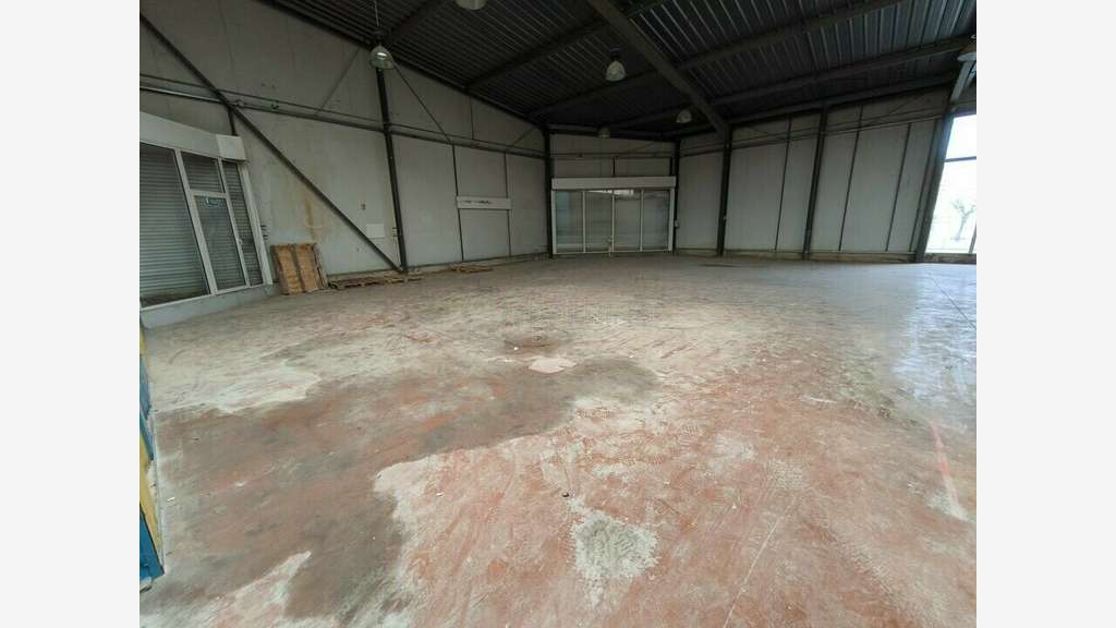 A louer bâtiment 1500m² Saint Pantaleon de Larche