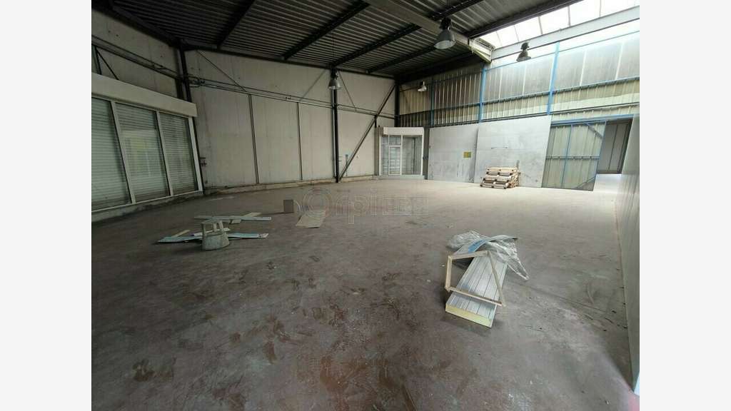 A louer bâtiment 1500m² Saint Pantaleon de Larche