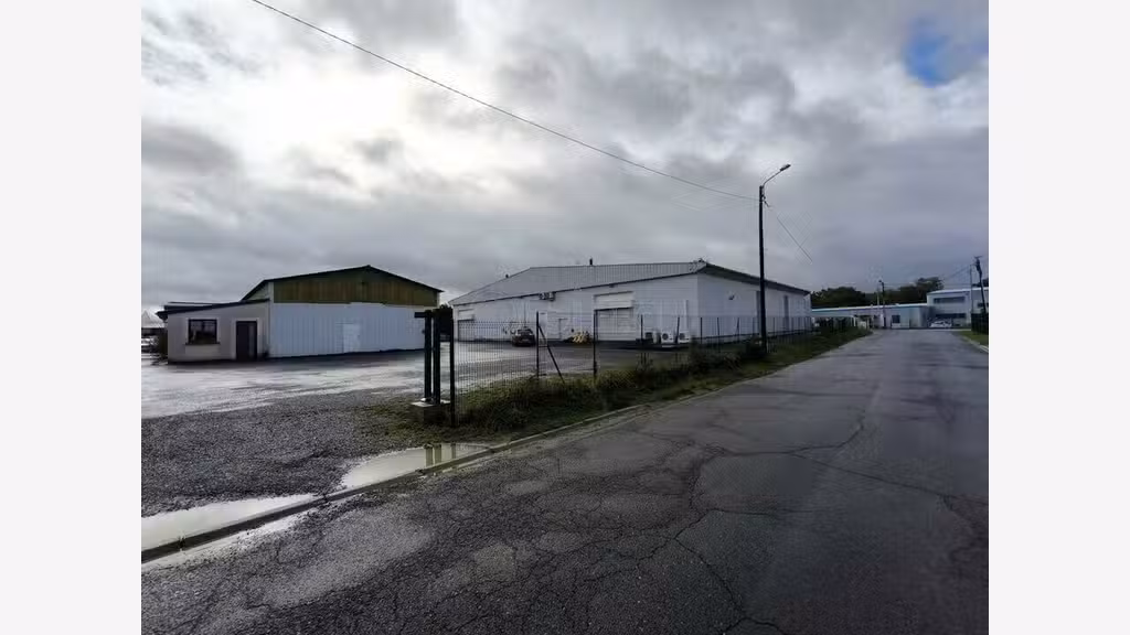 A louer bâtiment 1500m² Saint Pantaleon de Larche