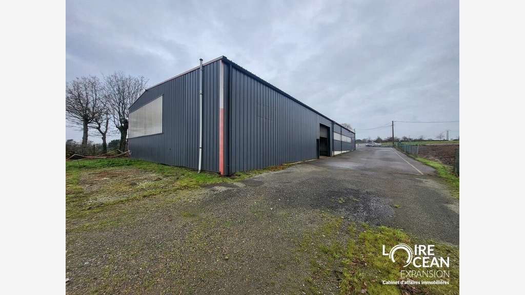Local 759m² belle visibilité proche Route Bleue