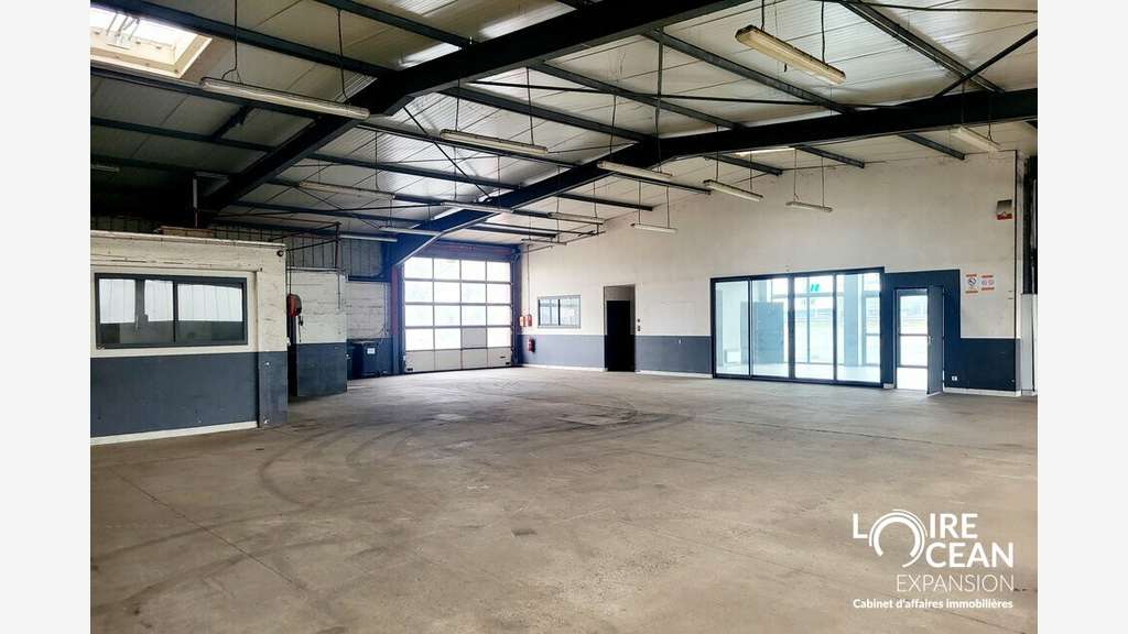 Local 759m² belle visibilité proche Route Bleue