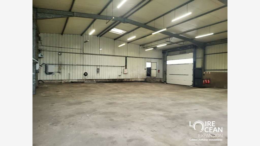 Local 759m² belle visibilité proche Route Bleue