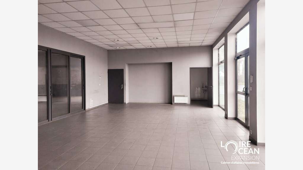 Local 759m² belle visibilité proche Route Bleue