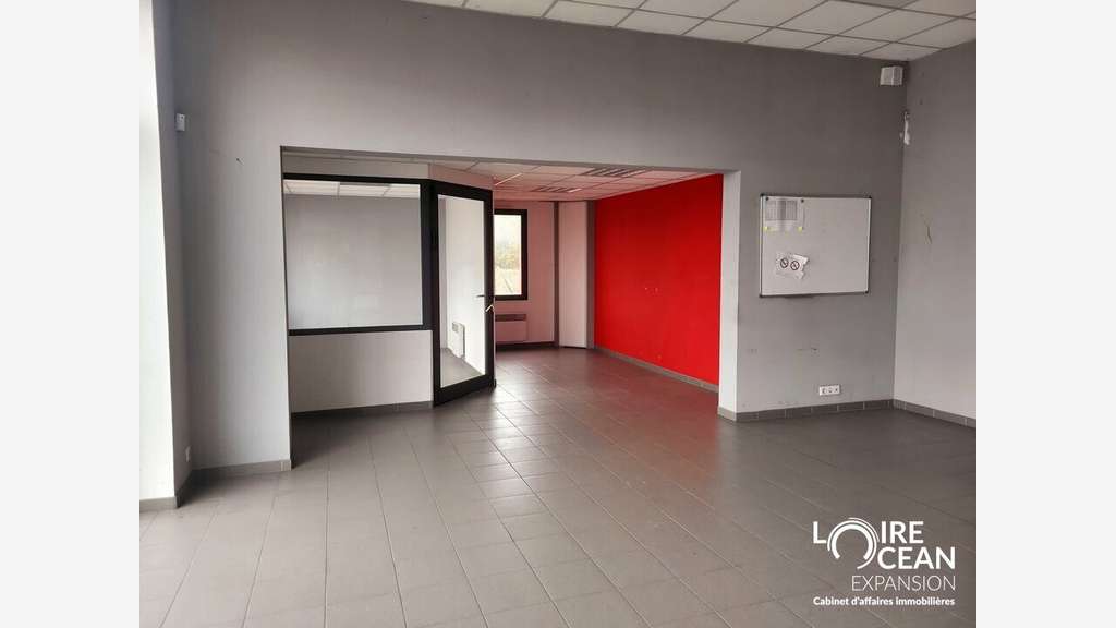Local 759m² belle visibilité proche Route Bleue