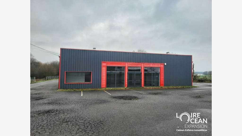 Local 759m² belle visibilité proche Route Bleue