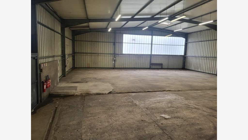 Loue local d'activité 310m² à Saint-Père-en-Retz