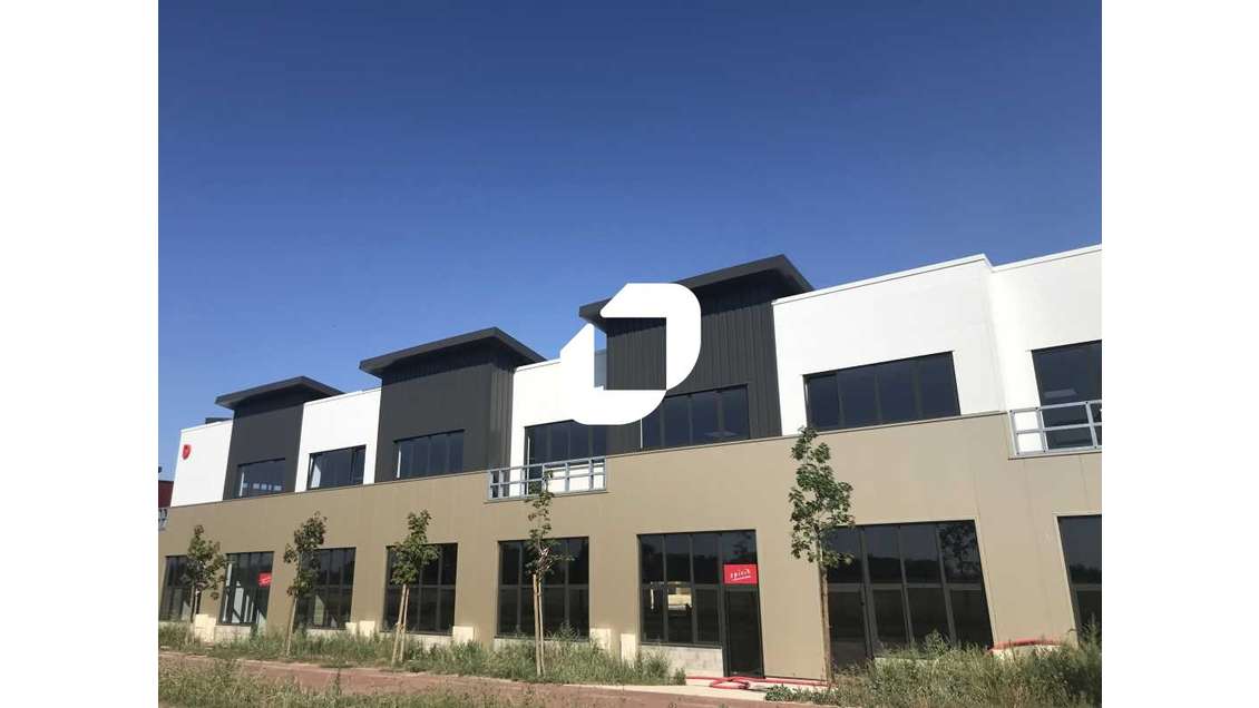 Au coeur du Carré Sénart, à proximité du golf de G