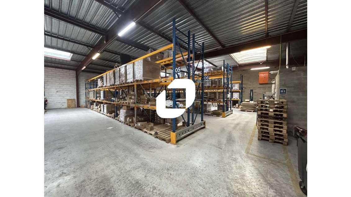 Situé idéalement à la sortie de la N6 et à proximi