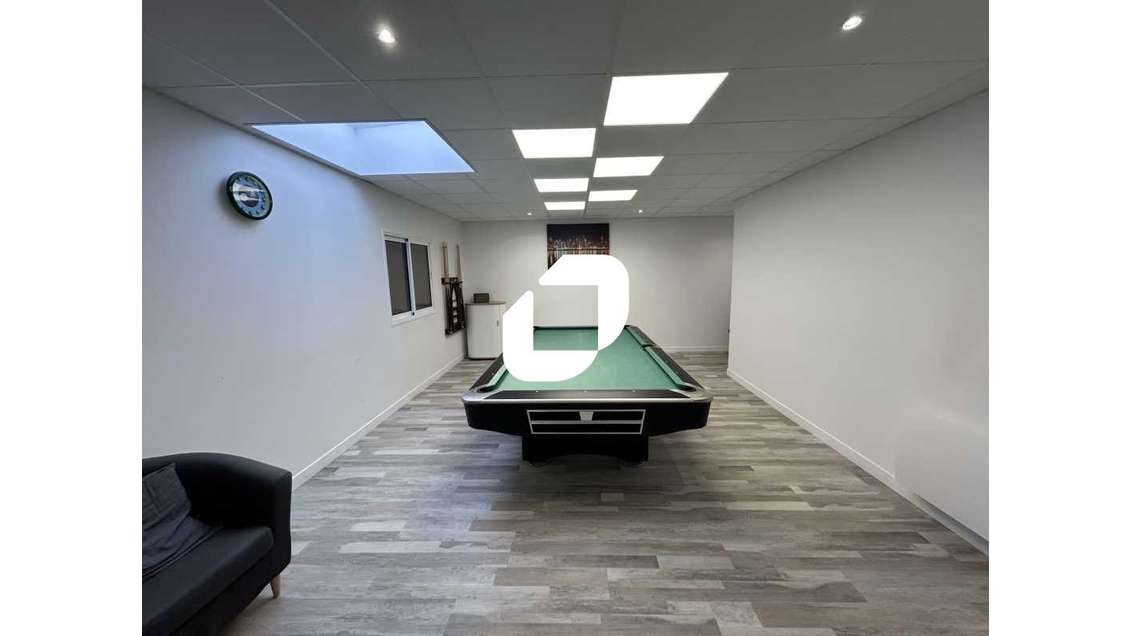 Situé à proximité immédiate des autoroutes N104 et